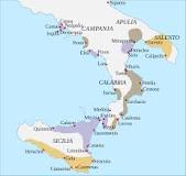 ¿Qué pueblos antiguos colonizaron el sur de Italia y Sicilia antes de la fundación de la ciudad de Roma?
